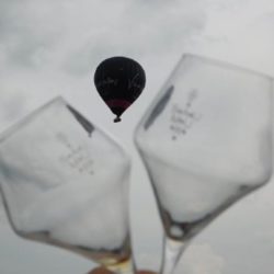 photo d'une montgolfière champigny entre deux verres de dégustation