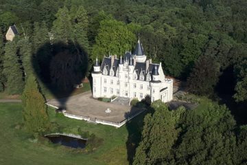 L'ombre de la montgolfière sur le château de savigny en vienne