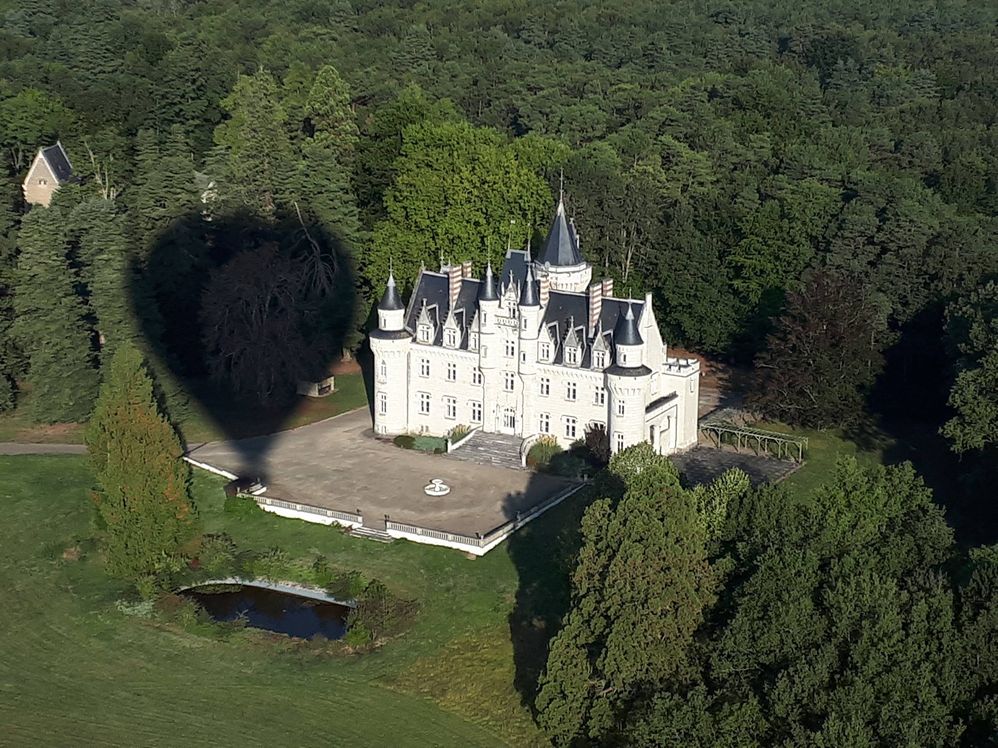 L'ombre de la montgolfière sur le château de savigny en vienne