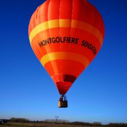 montgolfière en vol au gré du vent dans un beau ciel bleu