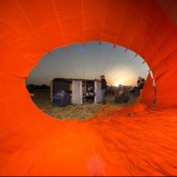 intérieur d'une montgolfière en préparation