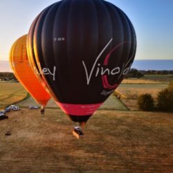 envol de montgolfières en campagne de France au lever du soleil