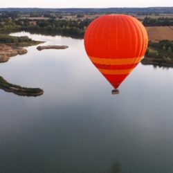 survol de l'eau par une montgolfière