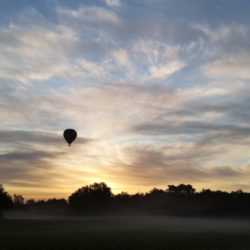 montgolfière au lever du soleil avec de belles couleurs sur la campagne en indre et loire région centre