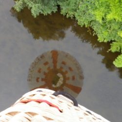reflet de la montgolfière dans l'eau du marais poitevin