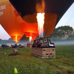 décollage de montgolfières lors d'une sortie entreprise en groupe pour un séminaire