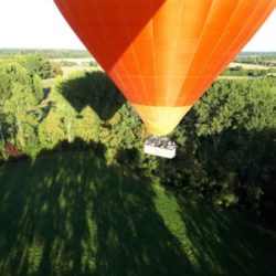 envol d'une montgolfière sur la forêt du haut poitou proche de châtellerault