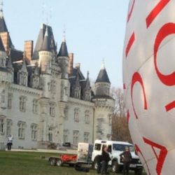 décollage en montgolfière face au château de savigny sous faye en vienne
