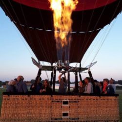 une montgolfière au décollage avec une belle flamme du brûleur