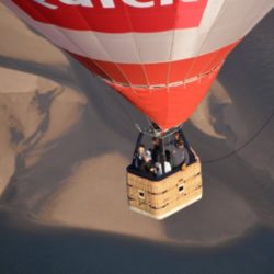 vue d'une nacelle de montgolfière sur le fleuve de la vienne