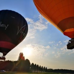 décollage de deux montgolfières sur la Loire pour une sortie entreprise