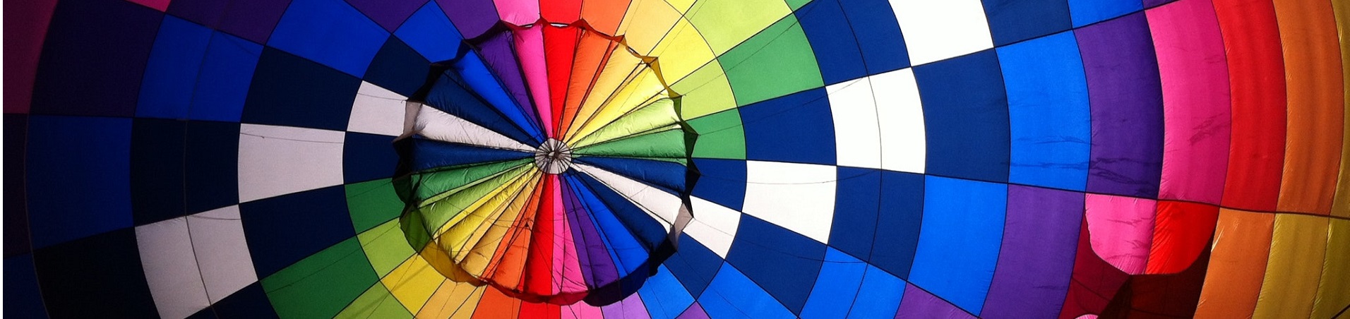 intérieur d'une montgolfière multi-colores