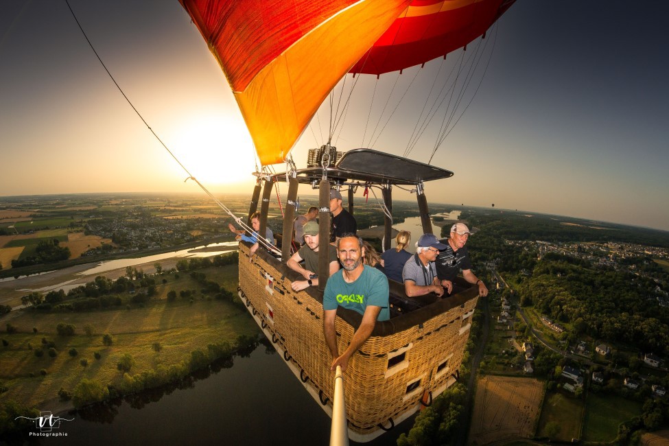 Groupe en montgolfière au-dessus d'un canal du Marais poitevin