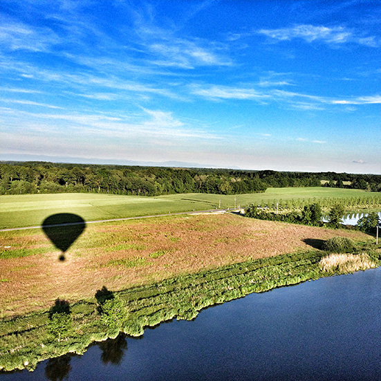 Paysage de la Dombes ensoleillé vu d'une montgolfière