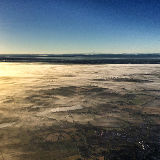 Paysage de la Dombes avec brume vu d'une montgolfière