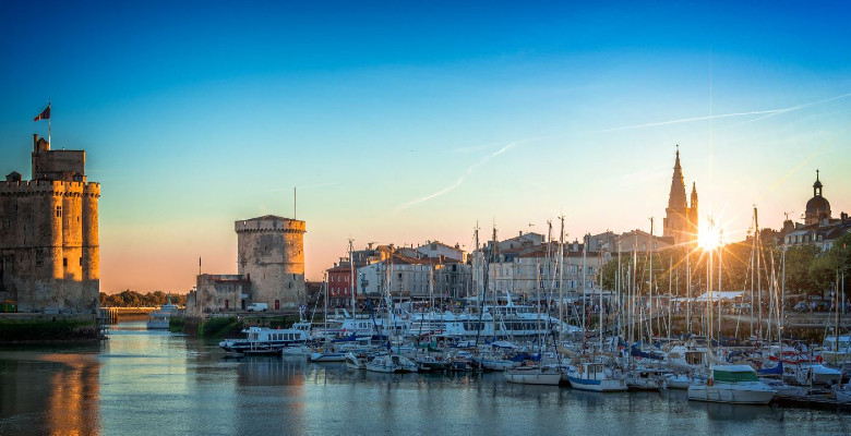 Levé de soleil sur le port de la Rochelle
