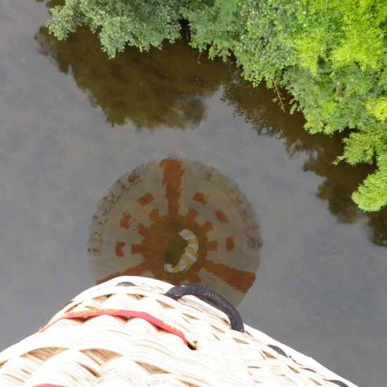reflet du ballon dans le canal du marais poitevin