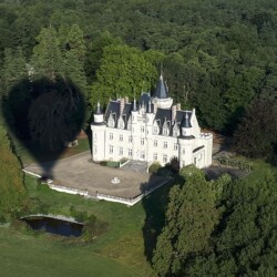 Survol du chateau de Savigny.