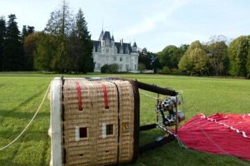 Nacelle couchée devant un chateau en Haut Poitou.