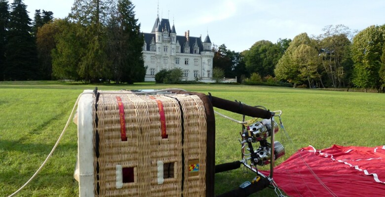 Nacelle couchée devant un chateau en Haut Poitou.
