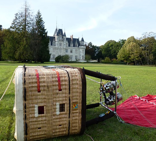 Nacelle au sol devant un chateau de Touraine-Anjou.