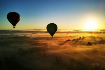 Deux montgolfière au lever du jour