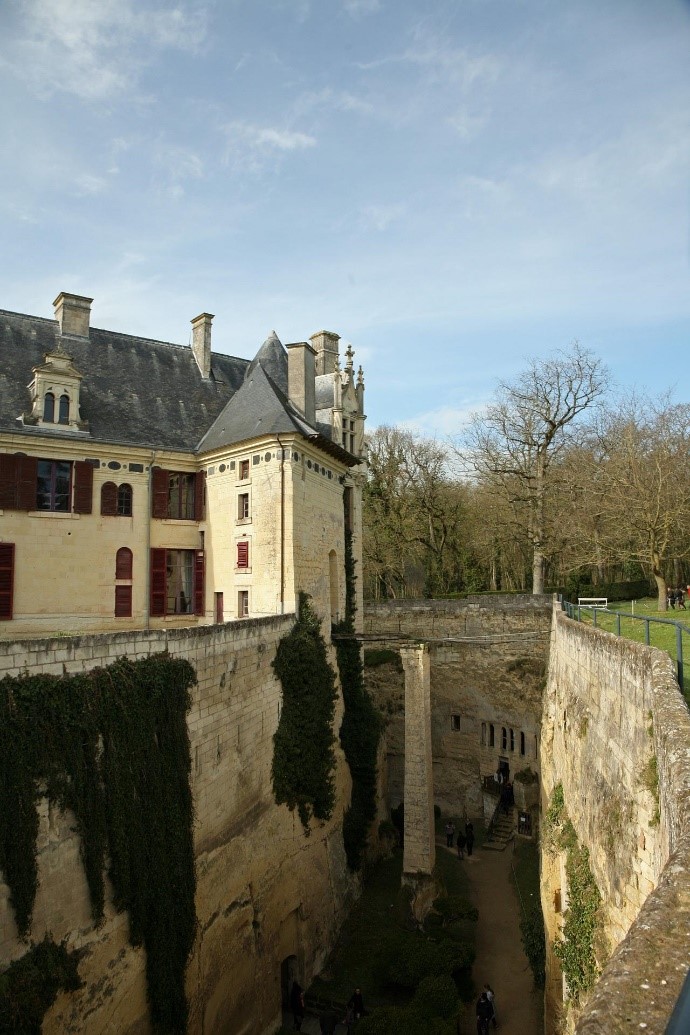 Douves sèches du chateau de Brézé.
