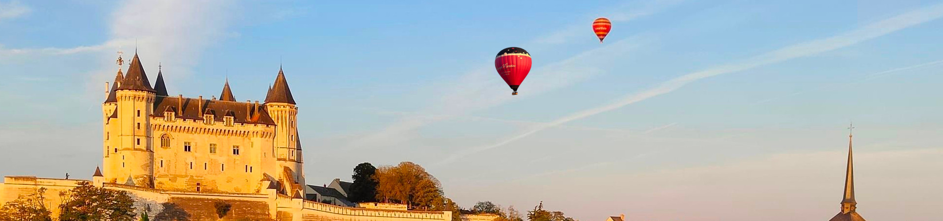 Chateau à saumur avec deux montgolfières en vol