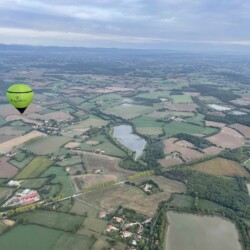 Photo vue du ciel d'une montgolfière en vol dans les plaines des dombes
