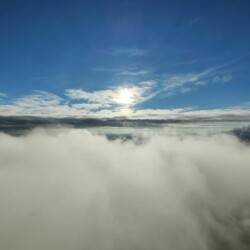 Photo du soleil au dessus des nuages en montgolfière