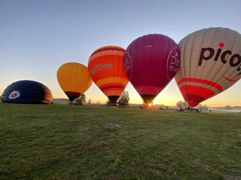 Un groupe de montgolfières se prépare avant le décollage