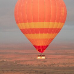 Survol du désert marocain à bord d'une montgolfière.