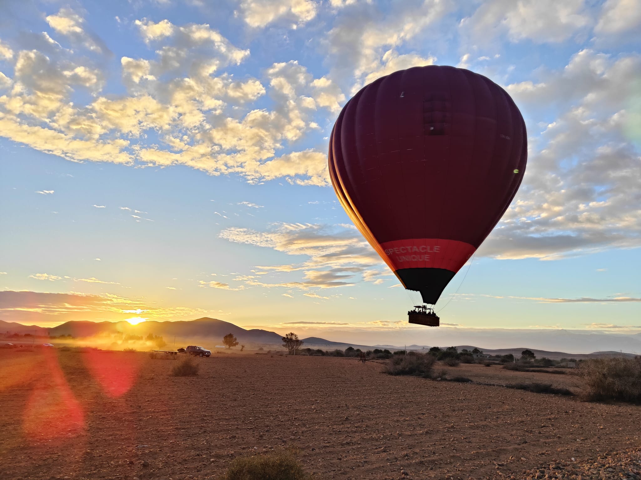 Une montgolfière survole le désert marocain.
