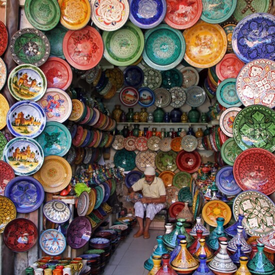 Boutique de céramique dans le souk de Marrakech.