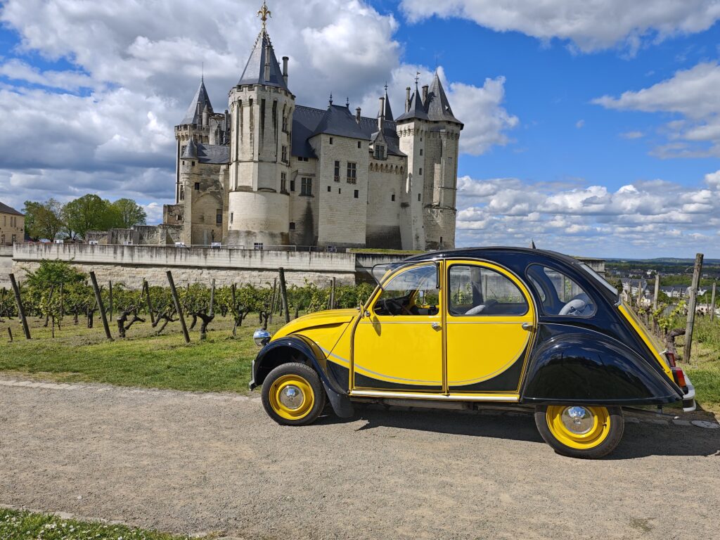 Voiture 2CV devant le château de Saumur