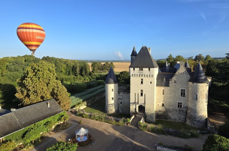 Chateau du rivau et une montgolfière orange