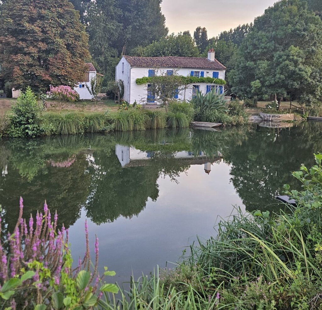 Célèbre maison au volets bleu située dans le marais poitevin