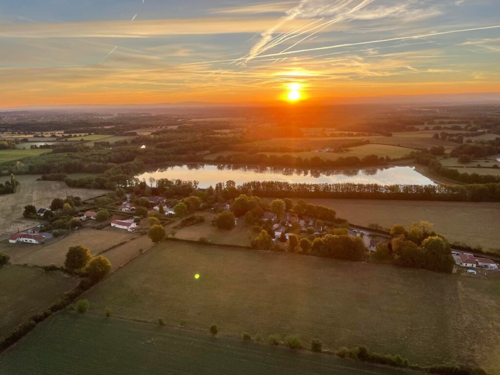 lac dans les dombes avec un couché de soleil