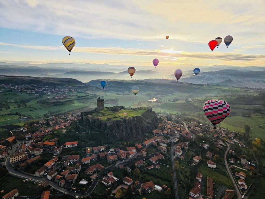 plusieurs montgolfières survolant le puy en velay