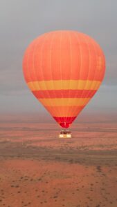 montgolfière dans un paysage aride