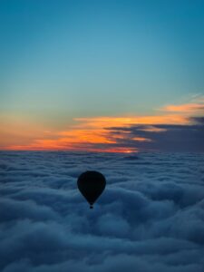 montgolfiere dans les nuages