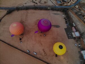 trois montgolfières au sol