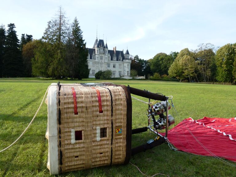 Nacelle couchée devant un chateau en Haut Poitou