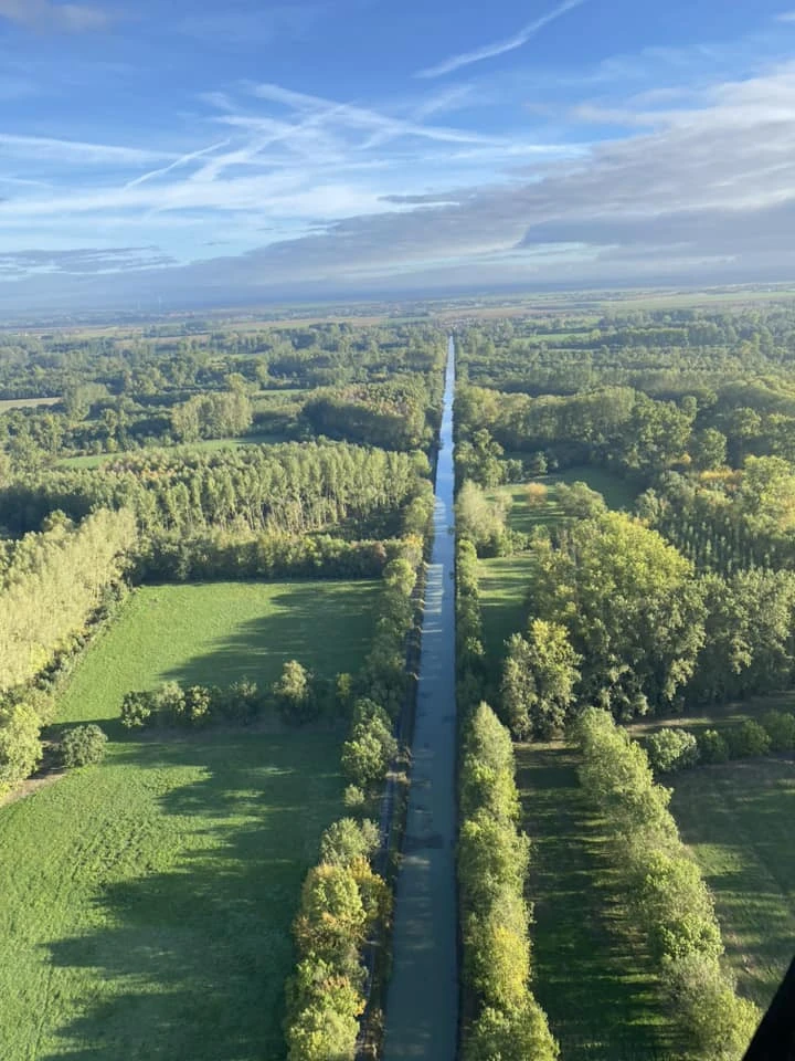 Vu du Marais Poitevin depuis la nacelle d'une montgolfière.