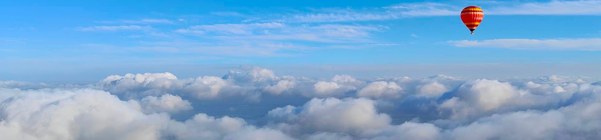 Montgolfière au dessus des nuages