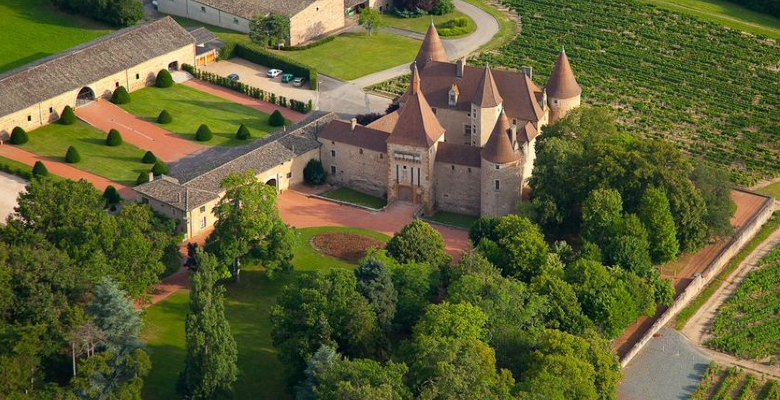 vue en montgolfière au-dessus du château de Corcelles Beaujolais