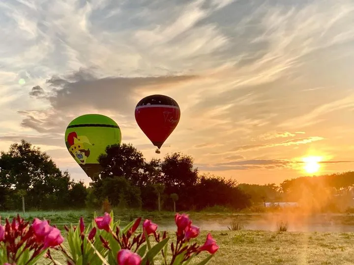 Decollage de deux montgolfières au lever du jour
