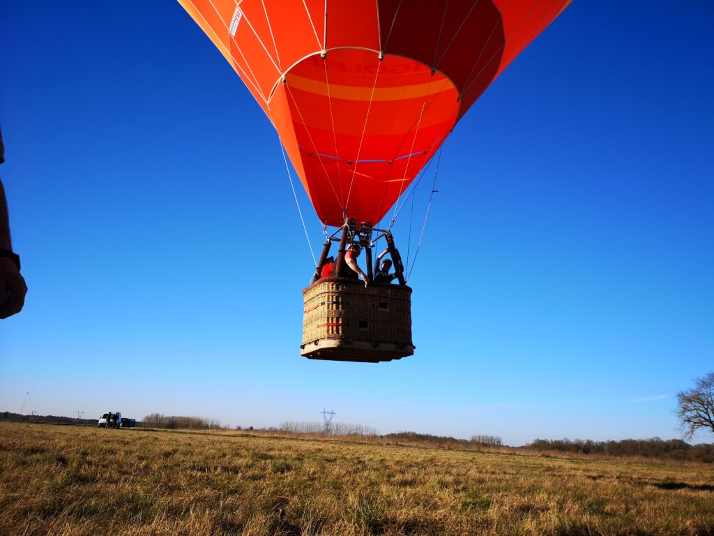 Nacelle de montgolfière au décollage.