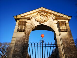 Richelieu en ballon avec sa collégiale