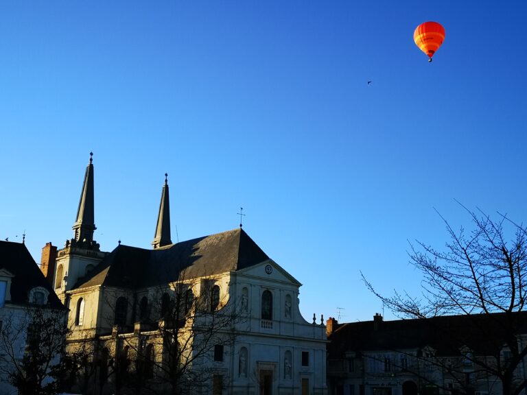 Richelieu en ballon avec sa collégiale